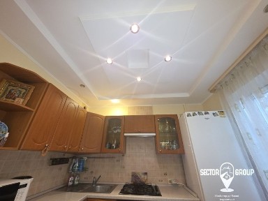 Район Екомаркета. Стріла. Двокімнатна з ремонтом.