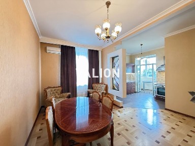 Київ, Печерський, вулиця Євгена Коновальця 32г