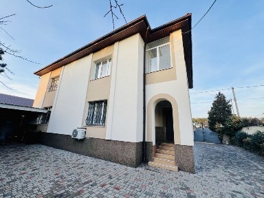 Будинок з власним парком