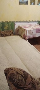 Здається 1 к флігель на Басах. В ціну входять платежі.