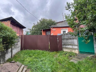 Продам частину будинку в м. Сквира, з окремим подвір'ям.