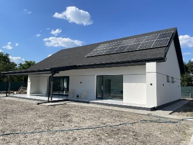 Сучасний розумний будинок з меблями, технікою та сонячними панеляии