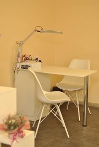 Робоче місце майстер манікюру, кабінет з кушеткою візажний столик