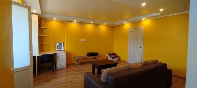 Двокімнатна квартира студія. О. Тихого 81/83