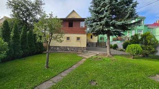 Продається будинок в центрі міста.