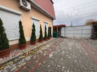 ЕКСКЛЮЗИВ! Здається в оренду окремо стояча двоповерхова будівля 440 м2