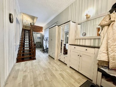 Продам добротний 2-х поверховий котедж.