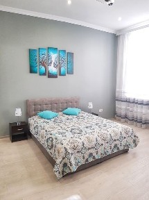 Центр, деталі в описі. Вул. Головна 10