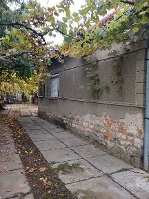 Будинок в курортній зоні з великою земельною ділянкою та комунікаціями