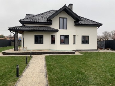 Два будинки біля річки під Києвом