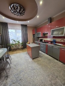 Будинок з ділянкою окремостящий Цент Ужгорода