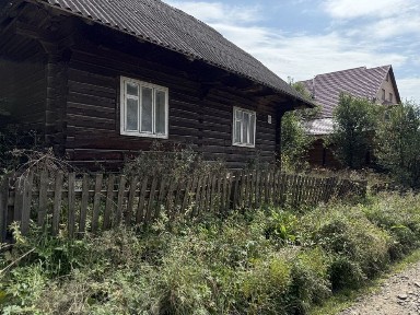Продається будинок та 10 соток у с. Верхній Студений у карпатах