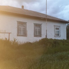 Продам будинок в центрі села Русанів.