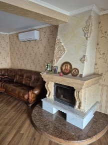 Здається будинок для великої родини.