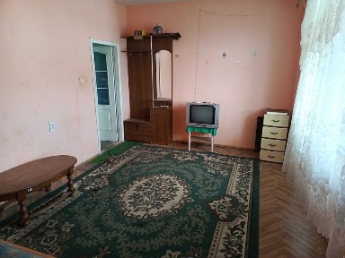 Продаю 5 комнатную квартиру в центре пгт Таирово.