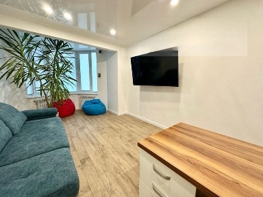 Продаж двокімнатної квартири в новобудові з меблями і технікою, ремонт