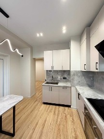 Квартира в центрі з ремонтом, автономним опаленням та окремим входом