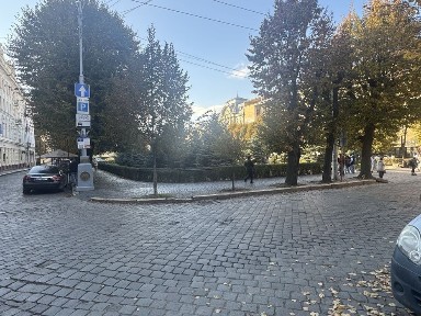 Здається приміщення Театральна площя