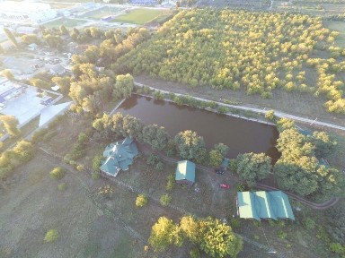 Комплекс срубов со своим водоёмом