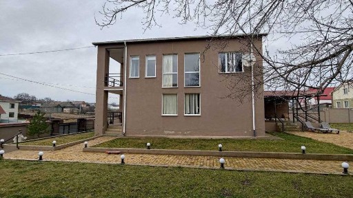 Продам гарний будинок з земельною ділянкою в предмісті Одеси.