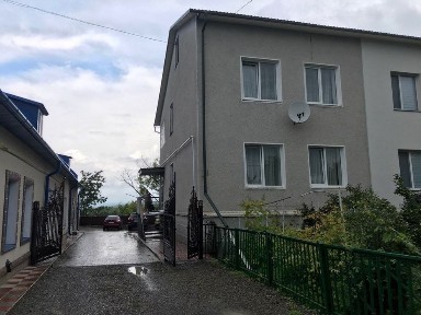 Дворівнева квартира-таунхаус у центрі Гусятина!