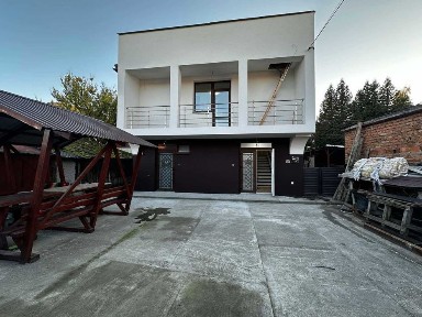 Продається житловий будинок + магазин в м. Тячів