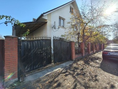 Здається в оренду, пів Будинку, центр, Сінний р-н, окремий двір.