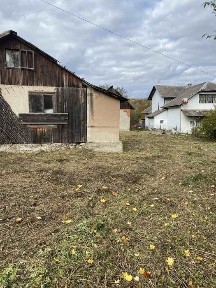 В селі продається земельна ділянка із деревяним будинком та гаражем