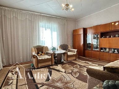 Продам велику 3-кімнатну квартиру в серці Старого міста