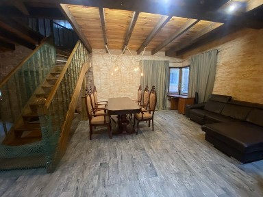 Оренда двоповерхового будинку у центрі