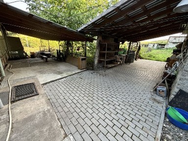 Дім в скалі на березі річки