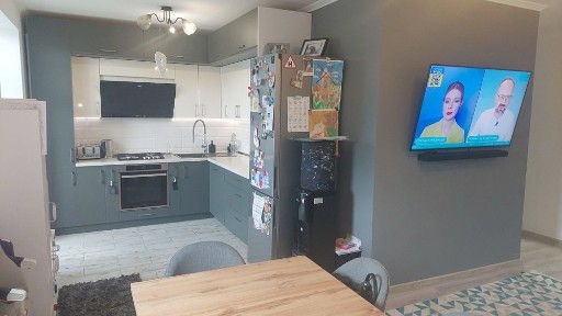 Продається три кімнатна квартира в кірпічному будинку