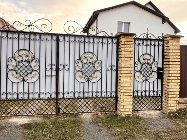 Продаж двох будинків за ціною одного