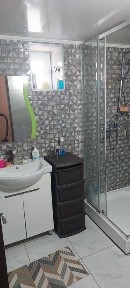 Частина будинку з двором.