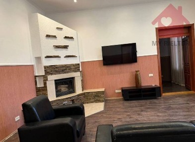 Продаж трикімнатної квартири по вул. Волошина