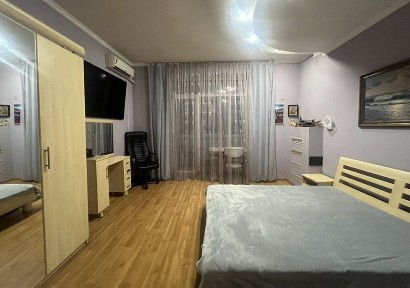 3- комн. 67 м. кв. Сталинка. С. Нигояна. Возле метро.