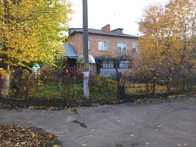 Продаж 3 кімнатної квартири з двором, гаражами та підвалом