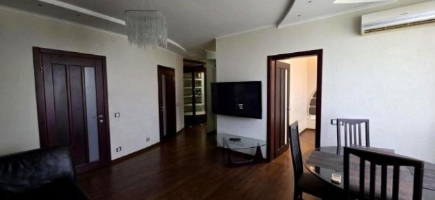 Продаж 2К Квартири з ремонтом Здолбунівська 9б