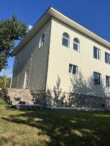 Продажа двоповерхового дуплекса - пів будинку - на Росі