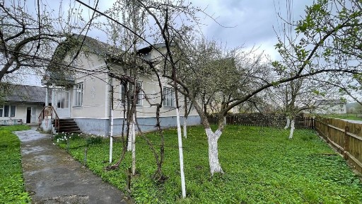 Продам будинок с. Підмихайля (біля Калуша), 15 соток, літня кухня.