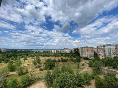 Продається 3-кімнатна квартира під ремонт 5-й Зарічний 65