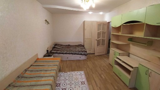 2 кімнатна з цікавим ремонтом. Газ, низький поверх.