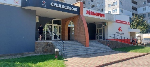 Здам в оренду торгівельні приміщення 68кв. +75 кв. Разом або окремо.