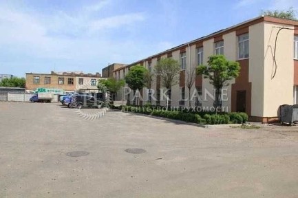 Окремо розташована будівля 1500 м2