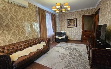 Білоруська, 5. Сталінка. Кухня-вітальня та 2 спальні. Якісний ремонт!