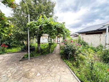 У продажу будинок площею 180 кв. м., за адресою: вул. Ватутіна, 21