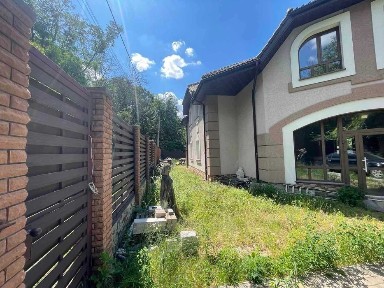 Продаж 2 поверхового будинку 10.5 сотки, 1049 кв. м, на вул. Піхотна 4А