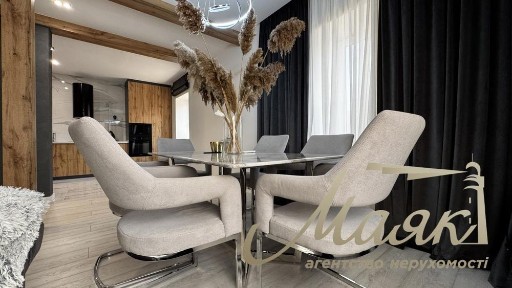 Сучасний двоповерховий будинок із зоною відпочинку в центрі міста.