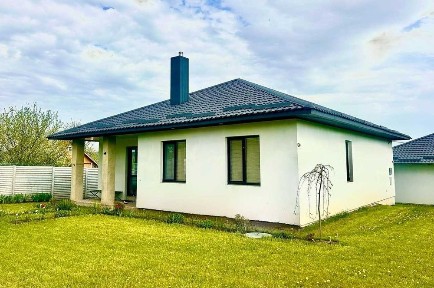 Продам американку з ремонтом. Велика ділянка 40 сот. Поруч ставок.