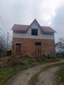 2-х поверховий будинок в дуже хорошому розташуванні